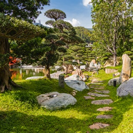 傳統中式園林多會以石塊散置地面，園林中形成小徑。